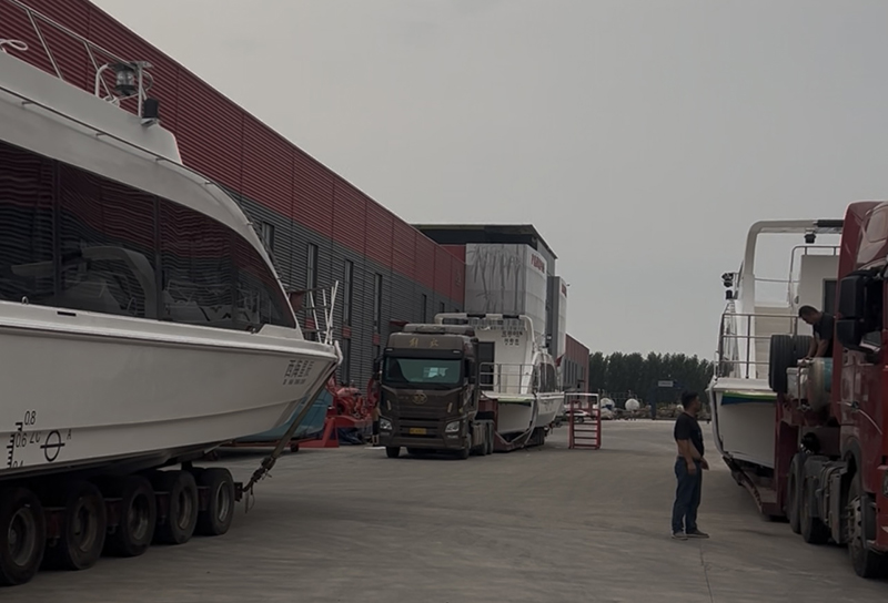 Lawada® ішкі жолаушылар кемелері жөнелтілді: бір 21.8М монохуллы жолаушылар кемесі және екі 17,8 млн. Монохуллы жолаушылар кемесі