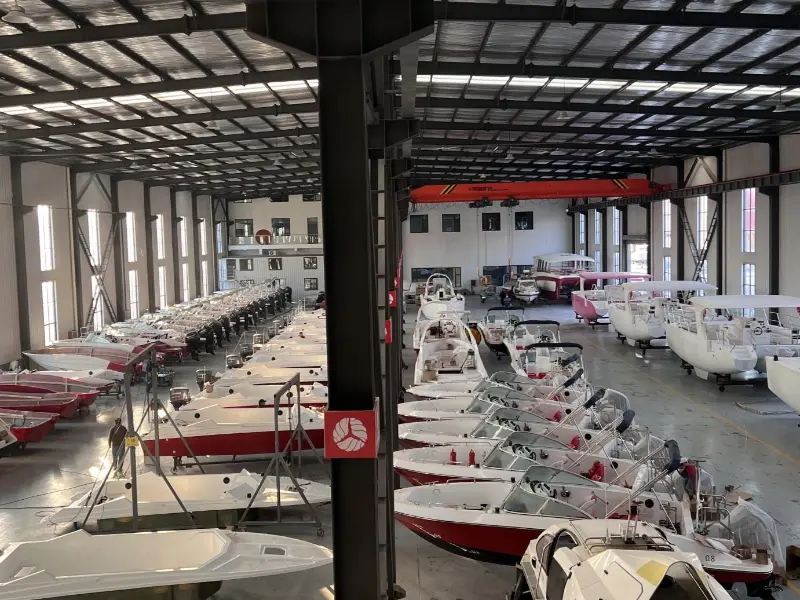 Lawada® Yacht бижяя тауының су жағдайында арнайы жасалған 42 жиынтыққа жеткізіледі.